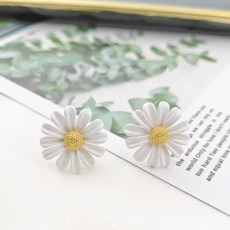 Trendy Sweet White Daisy Stud Earrings For Women Girls Korean Fashion Asymmetric Flower Earrings Travel Party Ear Jewelry